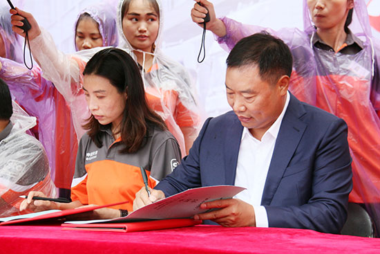 董事长陈德军,总裁陈小英与网点公司,转运中心签署安全协议