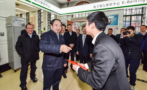 李国华向邮储银行四川省分行直属支行营业部主任刘博送上慰问金.